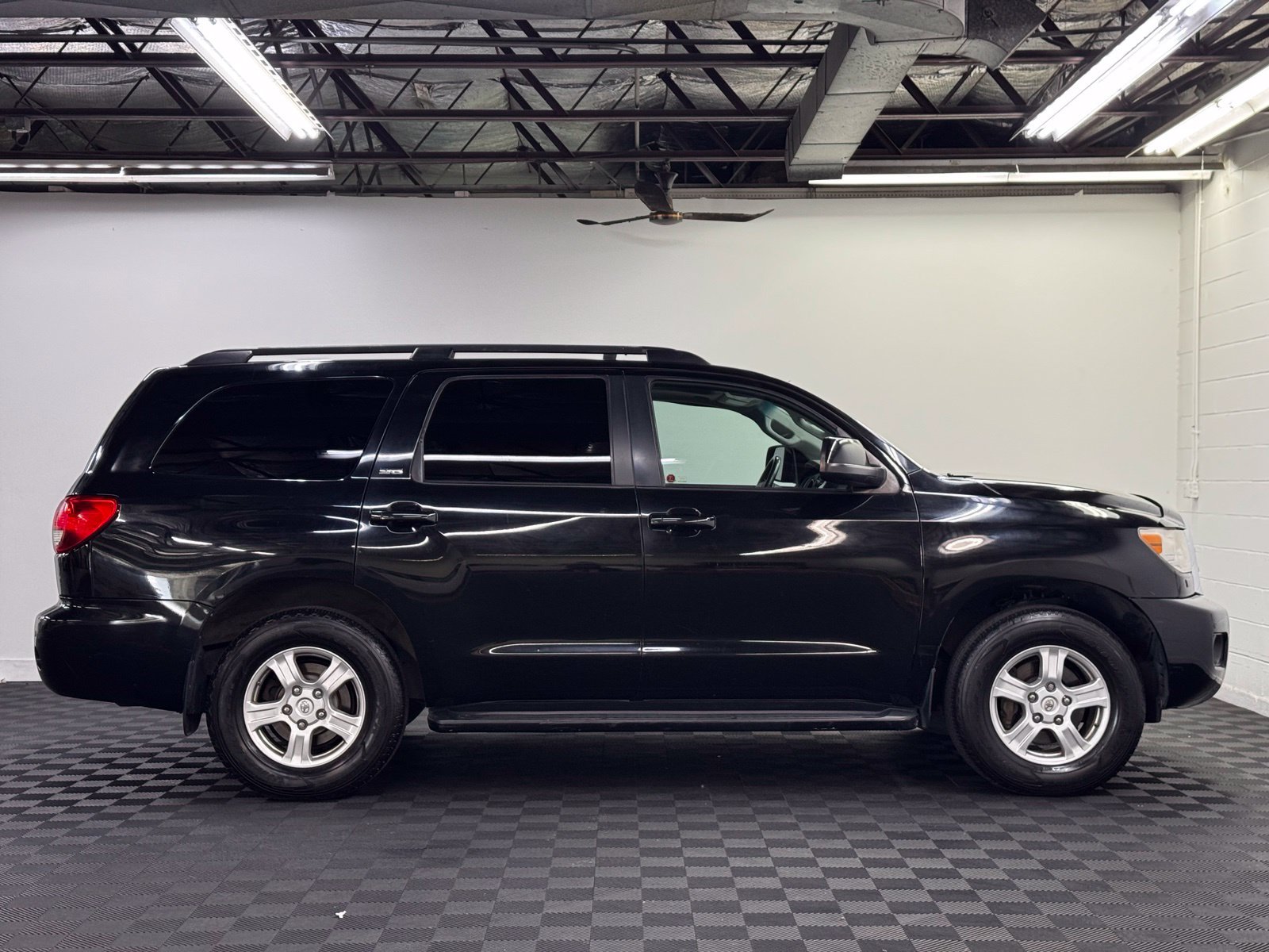 Used 2010 Toyota Sequoia SR5 AWD/4WD image 4