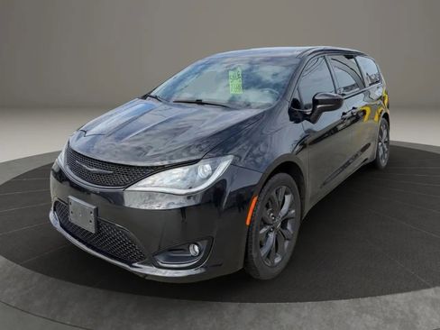 Used 2019 Chrysler Pacifica Touring Plus w/ S Appearance Package FWD image 3