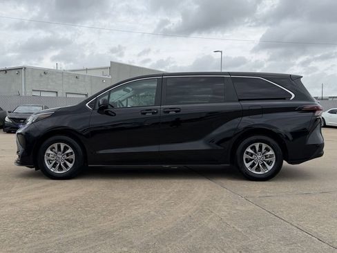 Used 2025 Toyota Sienna LE FWD image 6