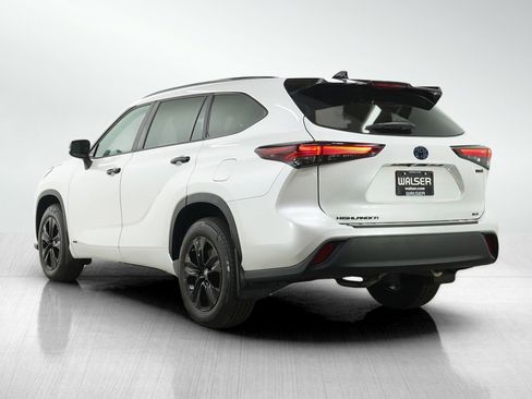 Used 2024 Toyota Highlander XLE AWD/4WD image 3