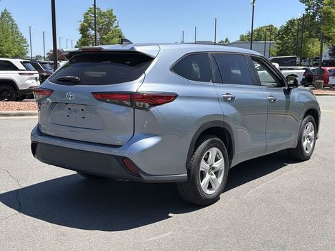 Used 2023 Toyota Highlander LE FWD image 12