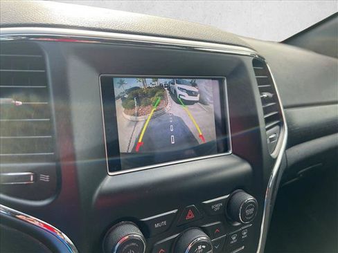 Used 2018 Jeep Grand Cherokee Laredo RWD image 13