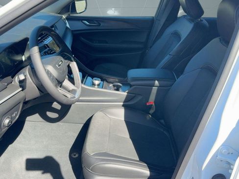 New 2025 Jeep Grand Cherokee Laredo image 5