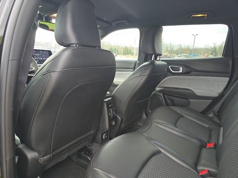 Used 2025 Jeep Compass Latitude image 10