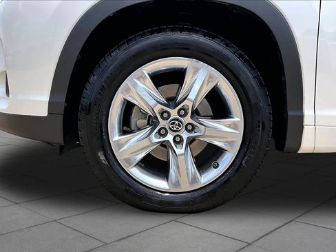 Used 2019 Toyota Highlander Limited FWD image 11