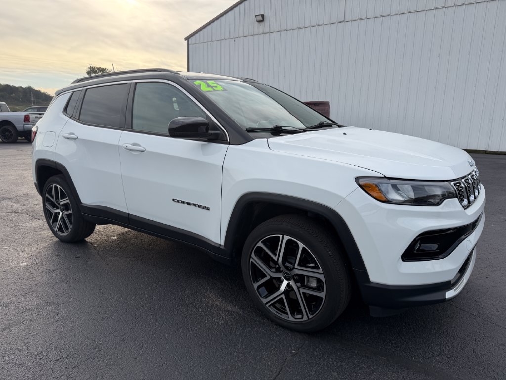 Used 2025 Jeep Compass Limited AWD/4WD image 3
