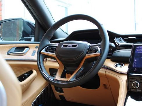 Used 2025 Jeep Grand Cherokee L Summit AWD/4WD image 57
