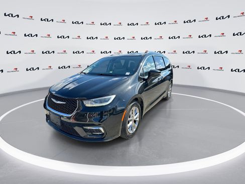 Used 2021 Chrysler Pacifica Touring-L image 4