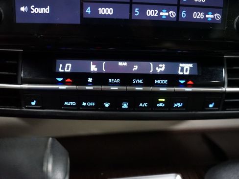 Used 2023 Toyota Sienna XLE FWD image 22