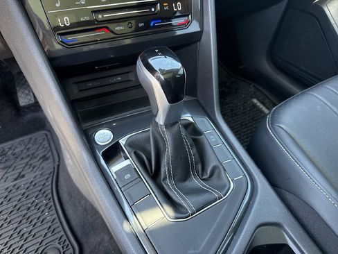 Used 2024 Volkswagen Tiguan SE w/ Panoramic Sunroof Package FWD image 18