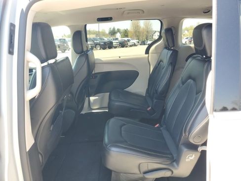Used 2023 Chrysler Pacifica Touring-L FWD image 28