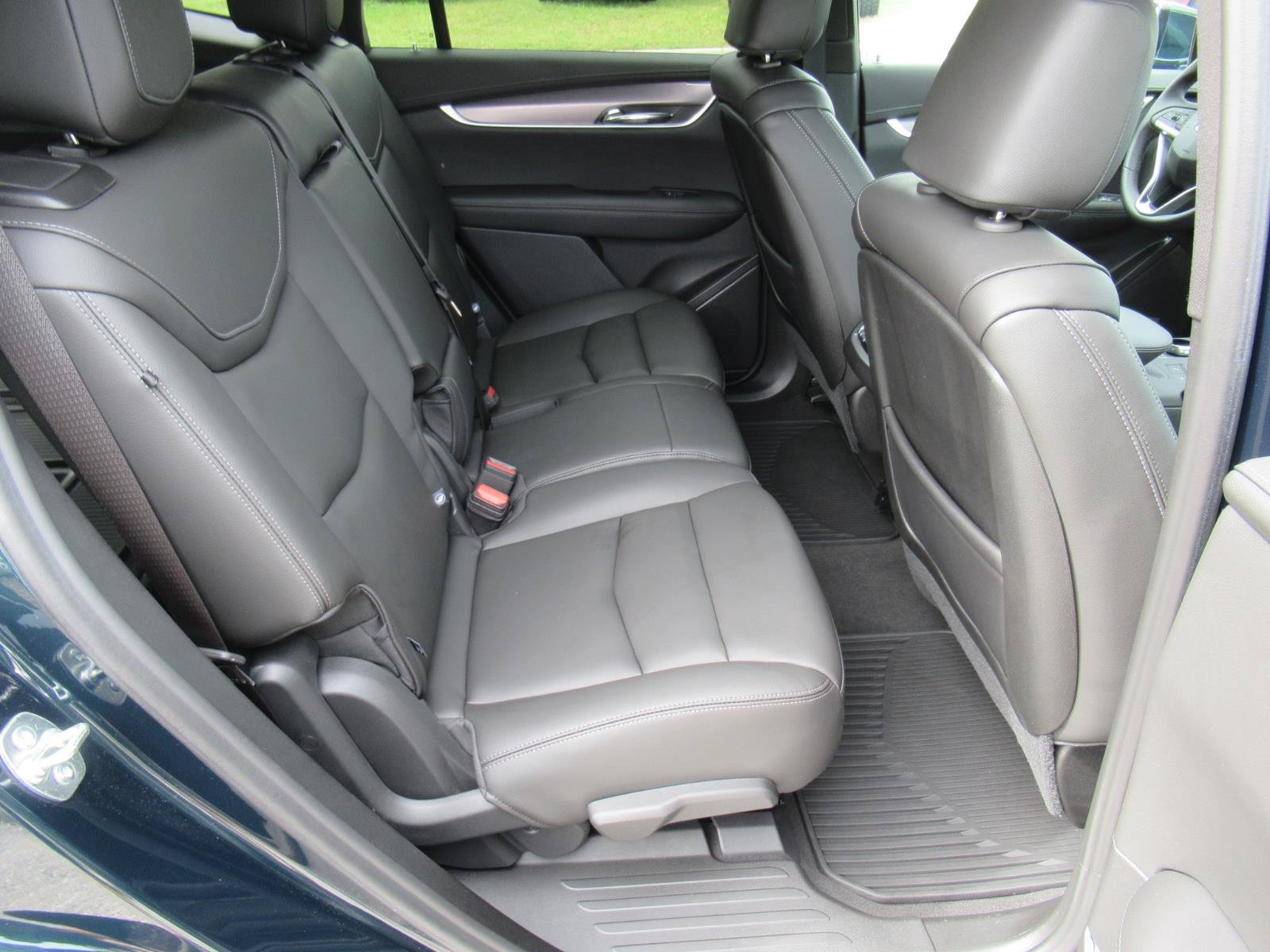 Used 2025 Cadillac XT6 Luxury FWD image 32