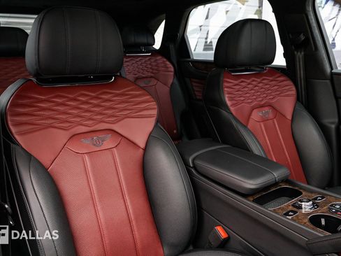 Used 2025 Bentley Bentayga image 39