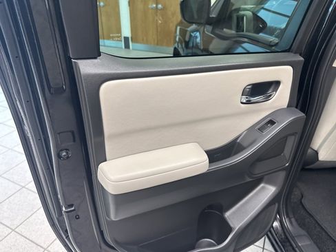 Used 2025 Nissan Frontier SV image 13