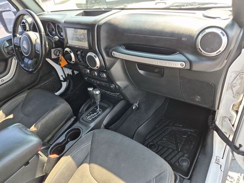 Used 2016 Jeep Wrangler Unlimited Rubicon w/ Connectivity Group AWD/4WD image 29