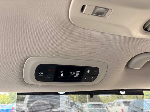 Used 2019 Chrysler Pacifica Touring-L FWD image 28