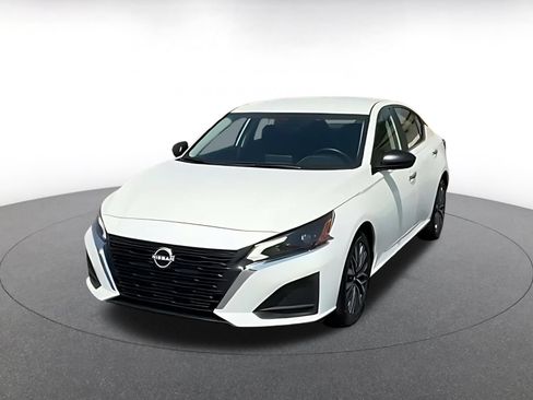 Used 2025 Nissan Altima 2.5 SV FWD image 6