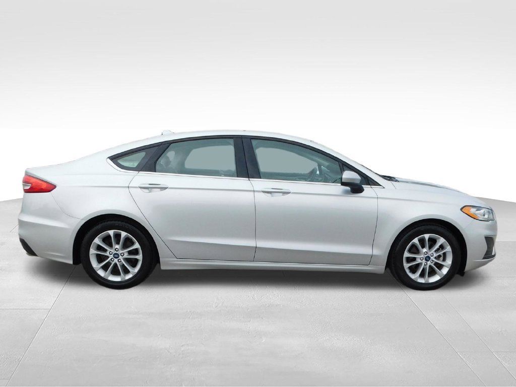 Used 2019 Ford Fusion SE FWD image 2
