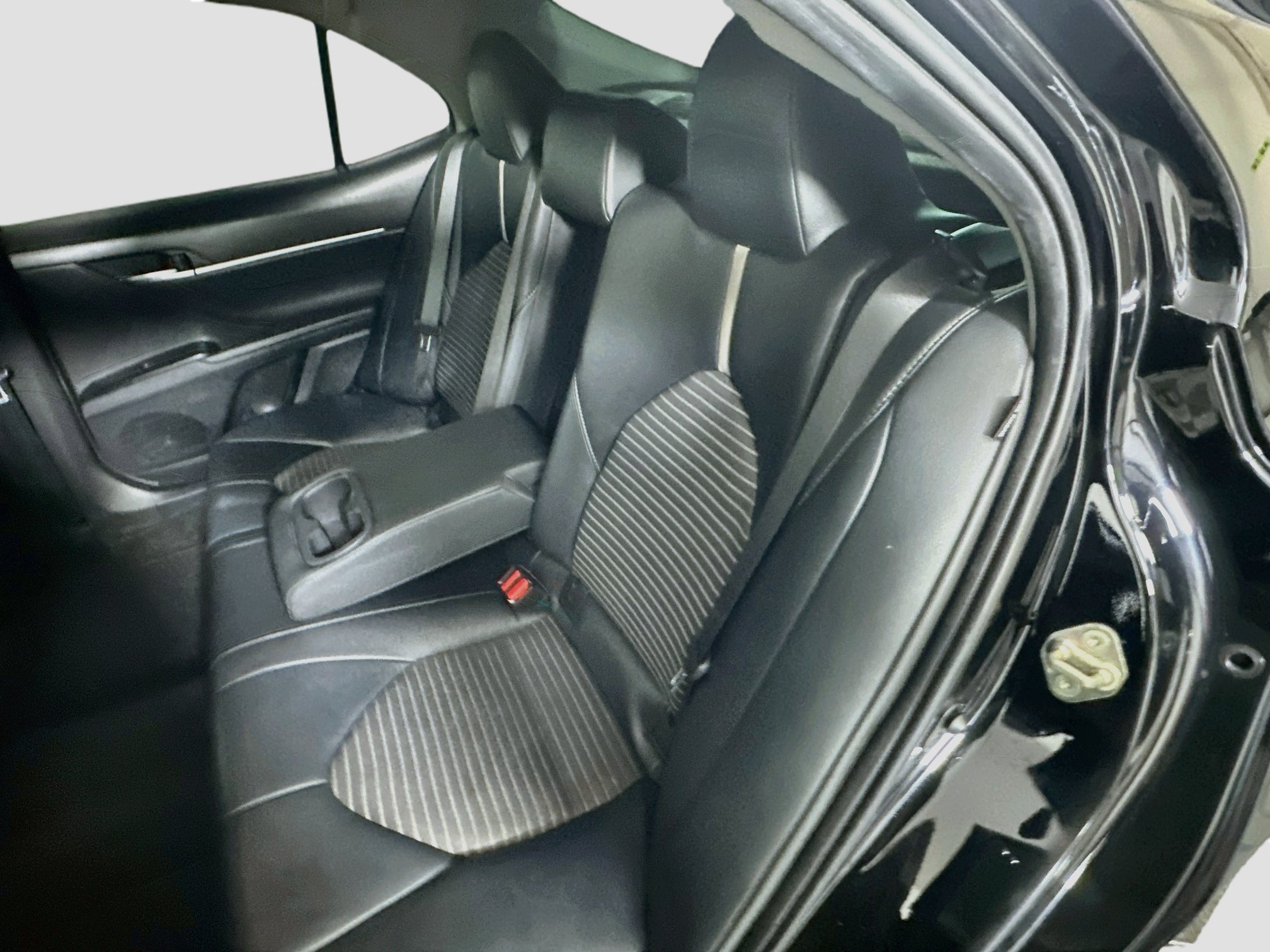 Used 2020 Toyota Camry SE w/ Carpet Mat Package FWD image 27