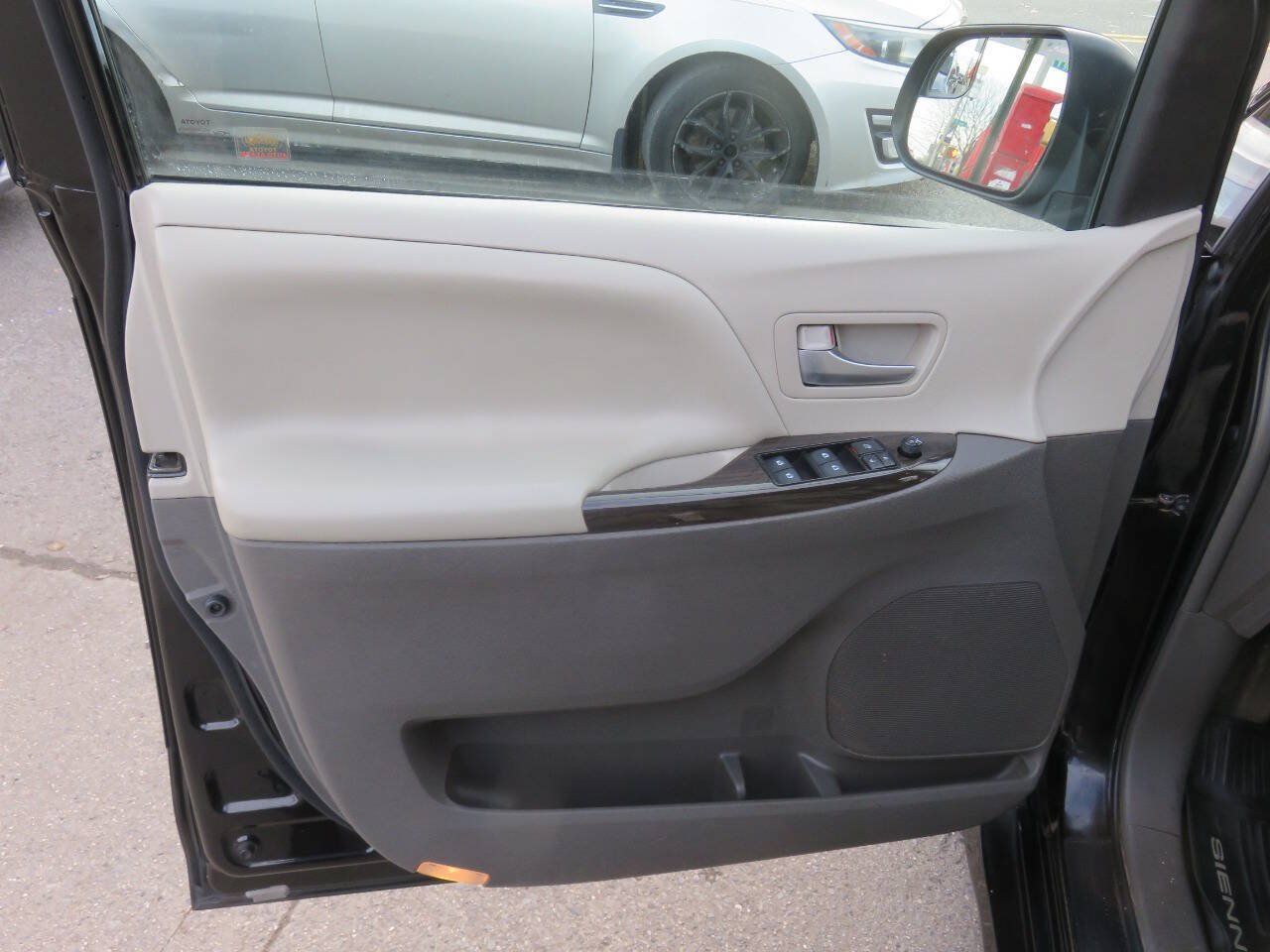 Used 2019 Toyota Sienna XLE FWD image 26