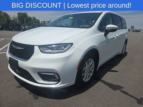 Used 2023 Chrysler Pacifica Touring-L FWD image 2