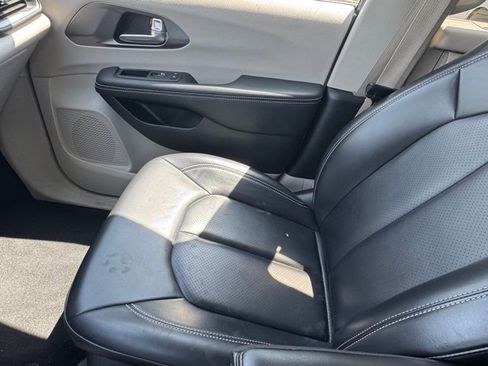 Used 2023 Chrysler Pacifica Touring-L FWD image 22