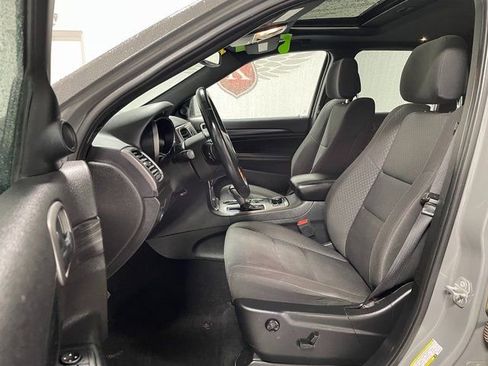 Used 2019 Jeep Grand Cherokee Laredo AWD/4WD image 11