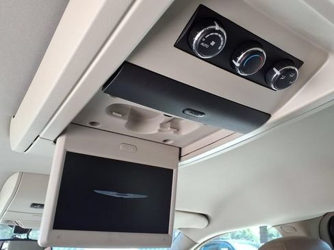 Used 2012 Chrysler Town & Country Touring-L w/ Driver Convenience Group FWD image 6