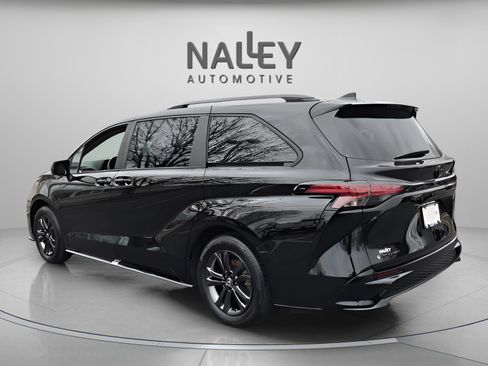 Used 2025 Toyota Sienna XSE w/ XSE Plus Package image 4