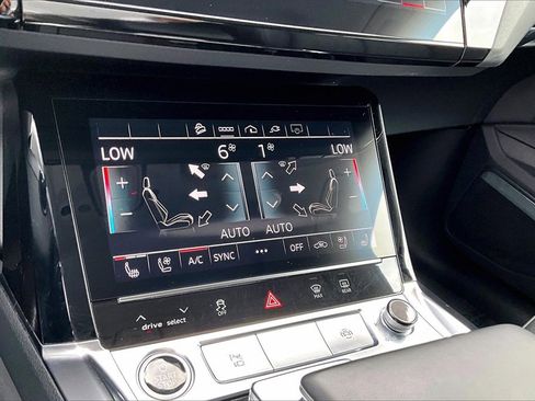 Used 2022 Audi e-tron Premium Plus w/ Premium Plus Package image 16