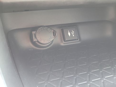 Used 2019 Toyota RAV4 XLE w/ Convenience Package FWD image 28