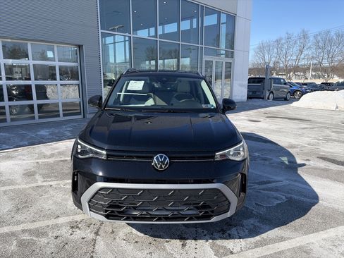 New 2026 Volkswagen Taos SE image 2