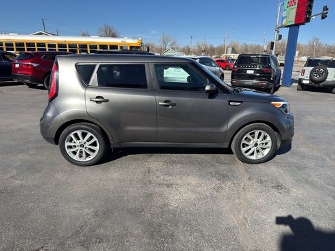 Used 2017 Kia Soul + image 5