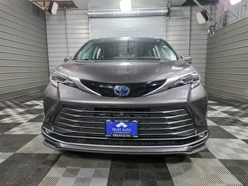 Used 2021 Toyota Sienna Platinum image 3