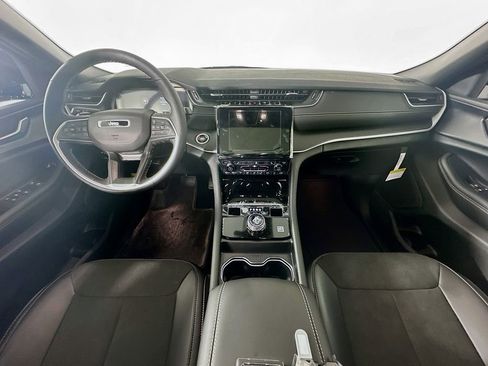 New 2025 Jeep Grand Cherokee Altitude image 9