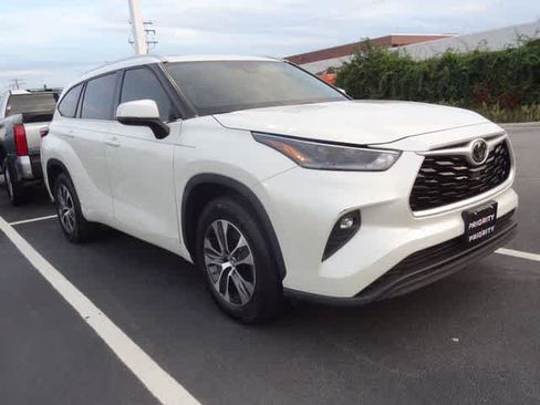 Used 2021 Toyota Highlander XLE FWD image 6