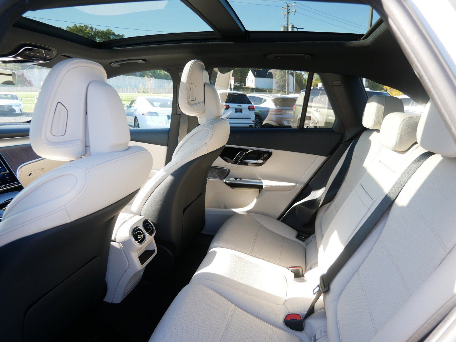 Used 2025 Mercedes-Benz GLC 300 4MATIC image 11