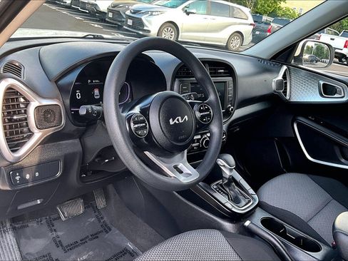 Used 2025 Kia Soul LX w/ LX Technology Package FWD image 12