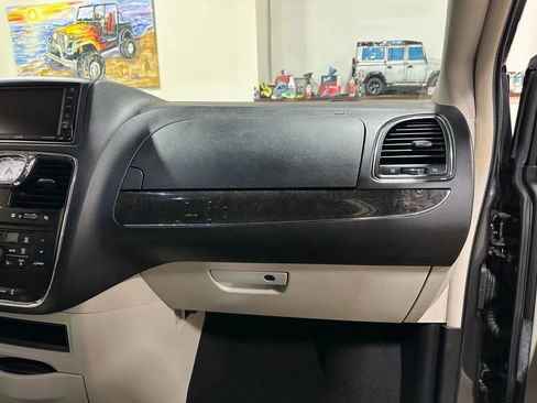 Used 2016 Chrysler Town & Country Touring-L w/ Driver Convenience Group image 34