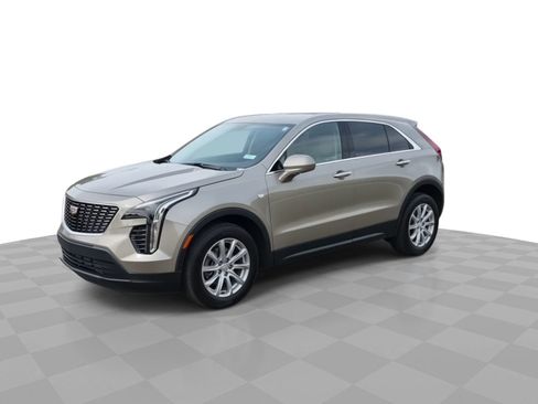 Certified 2023 Cadillac XT4 Luxury w/ Cold Weather Package FWD image 4