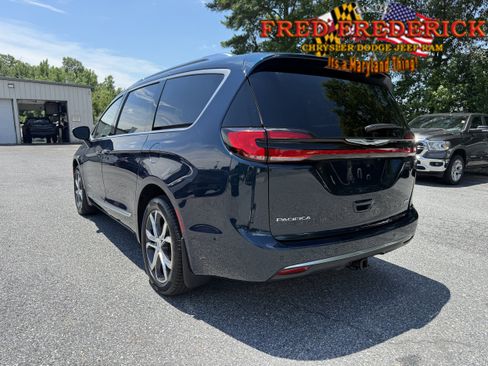Used 2024 Chrysler Pacifica Pinnacle w/ Trailer Tow Group AWD/4WD image 5
