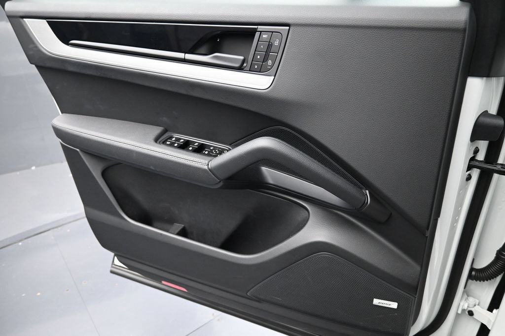 Certified 2026 Porsche Cayenne E-Hybrid AWD/4WD image 22