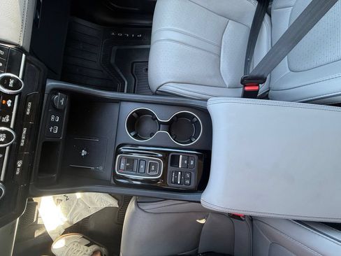 Used 2025 Honda Pilot Elite image 32