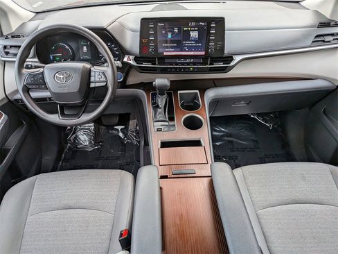 Used 2024 Toyota Sienna LE image 21
