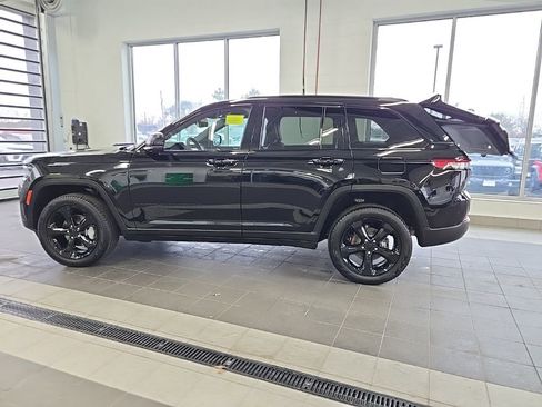 Used 2025 Jeep Grand Cherokee Limited w/ Black Appearance Package image 15