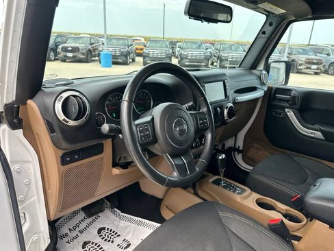 Used 2017 Jeep Wrangler Rubicon w/ Connectivity Group AWD/4WD image 11