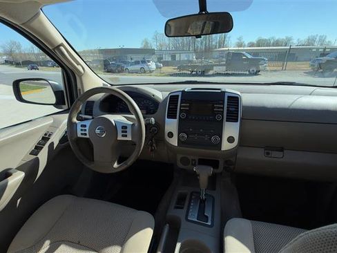 Used 2013 Nissan Frontier SV image 19