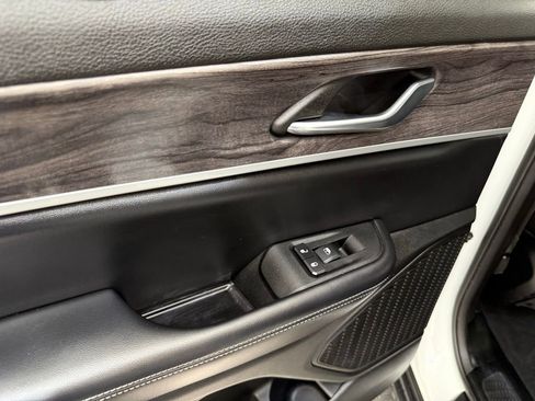 Used 2024 Jeep Grand Cherokee L Limited w/ Luxury Tech Group II image 18