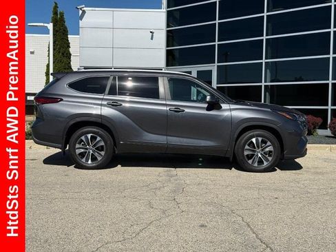 Used 2023 Toyota Highlander XLE AWD/4WD image 2
