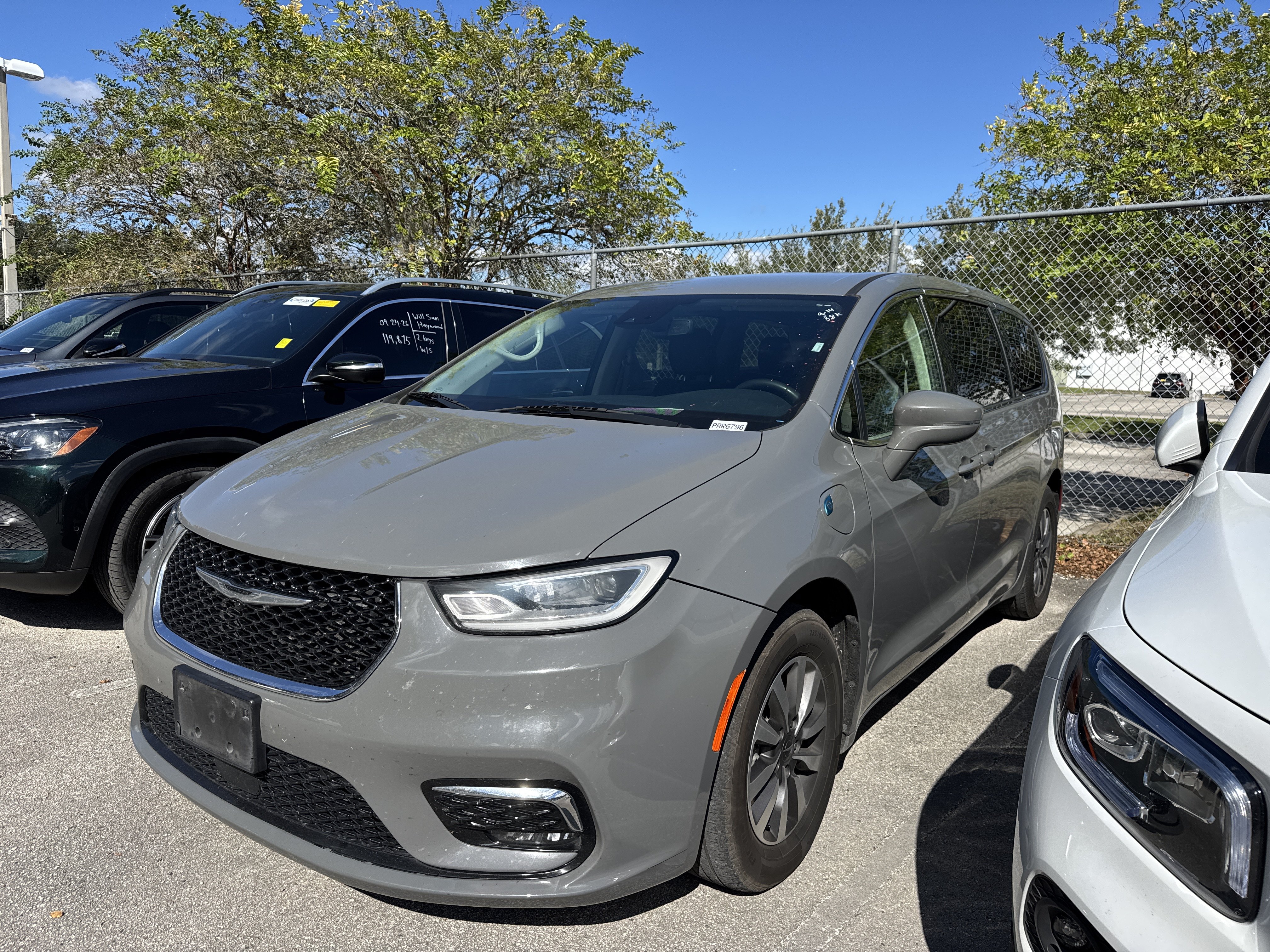 Used 2022 Chrysler Pacifica Touring-L FWD image 1